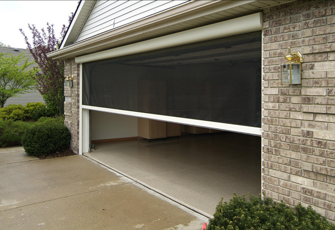 SunPro motorized exterior screen – patio – Palm Springs
A garage door with a screen on it is open.