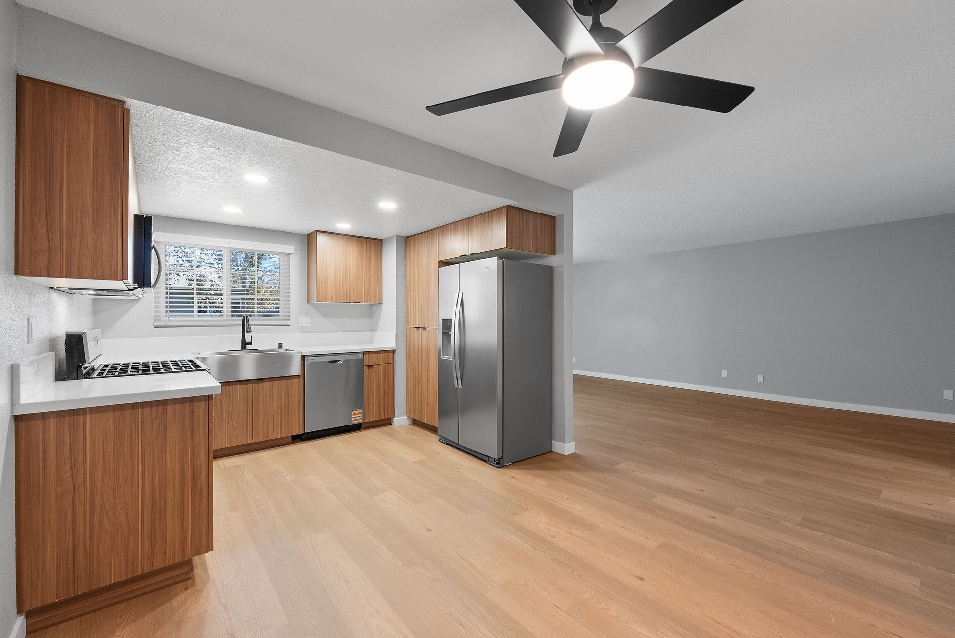 Unfurnishe apartment kitchen and dining room