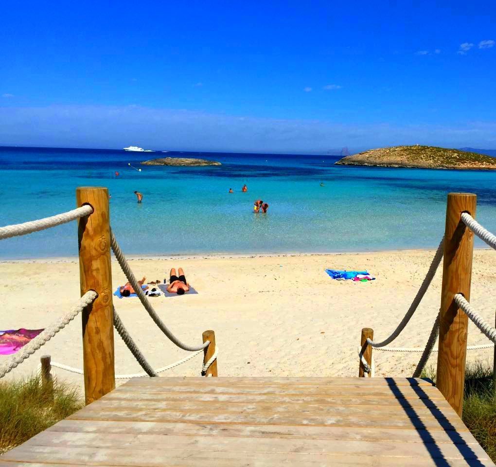 IBIZA & FORMENTERA (Spagna - Baleari) Una vacanza su una spaziosa e confortevole barca a vela alle Isole Baleari dove si potranno visitare Ibiza e Formentera, spingendosi fino a baie non raggiungibili da terra. Ibiza in qualunque periodo dell’anno è spettacolare, ma non da meno anche Formentera, ed è proprio per questo, che ci si può trovare con la perplessità di decidere quale delle due località visitare per prima. Ibiza vanta un mare paradisiaco con un mix di colori spettacolari offrendo un grande relax, tra deliziosi mojito dal gusto locale e fresche brezze marine, grazie anche allo splendore delle sue acque e ai suoi pittoreschi fondali. Formentera è il luogo ideale per chi ama un’acqua trasparente ove fare bagni, immersioni e snorkeling. Molla gli ormeggi e fai rotta alle Baleari!