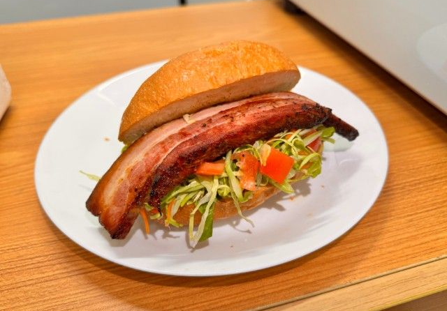 COA という文字が書かれた黒いシャツを着た男性