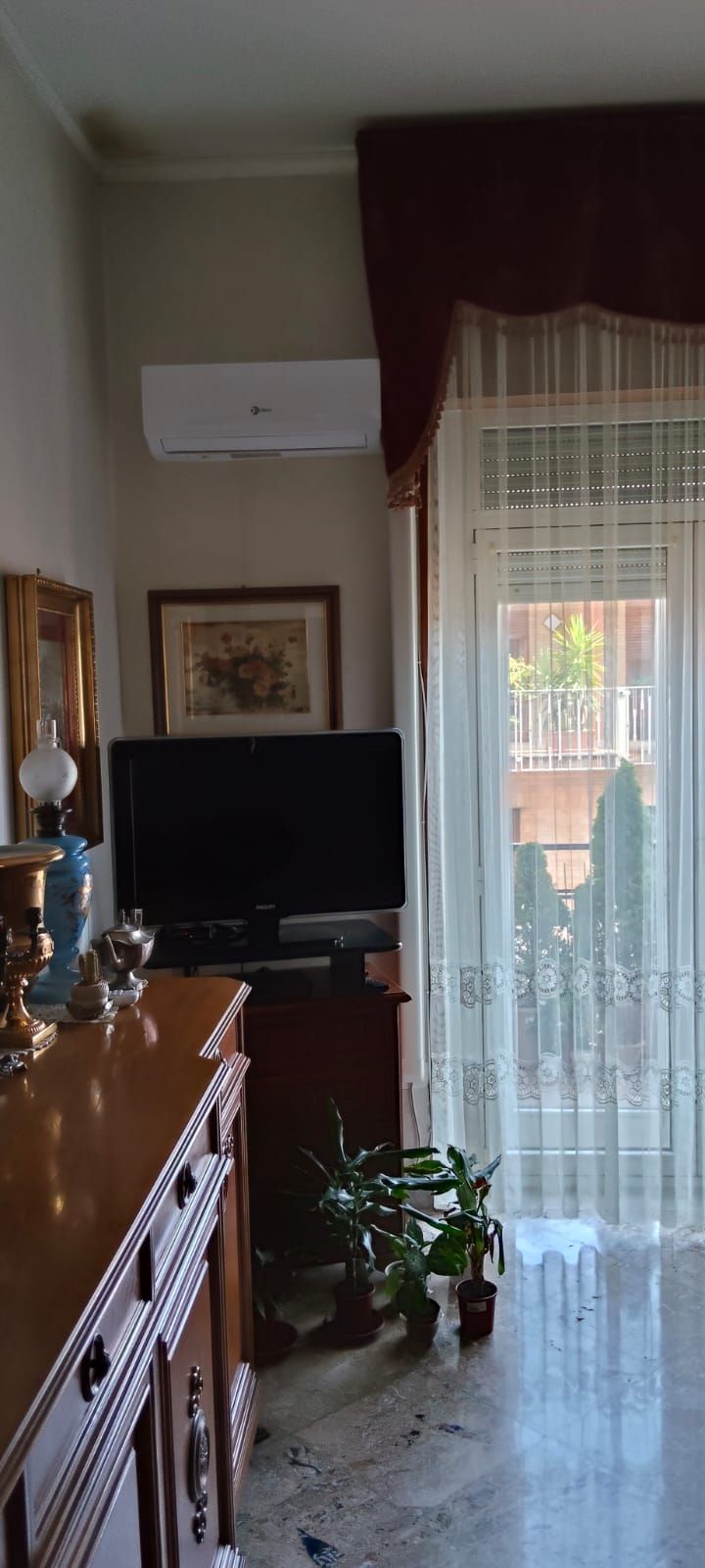 Un soggiorno con TV a schermo piatto e cassettiera.