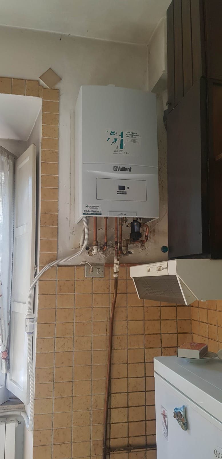 In cucina c'è una caldaia bianca appesa al muro.