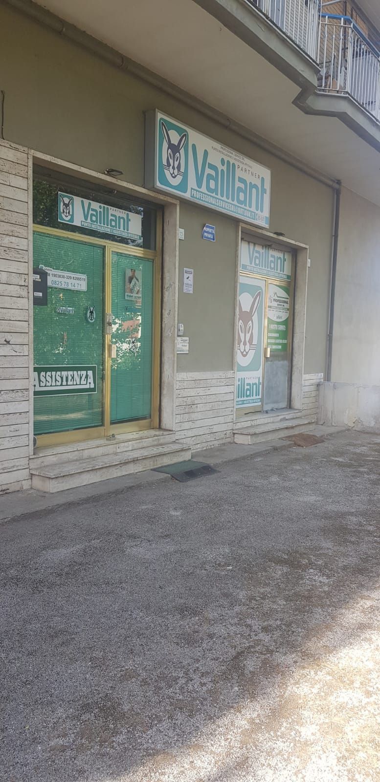 Una vetrina con un cartello che dice vaillant.