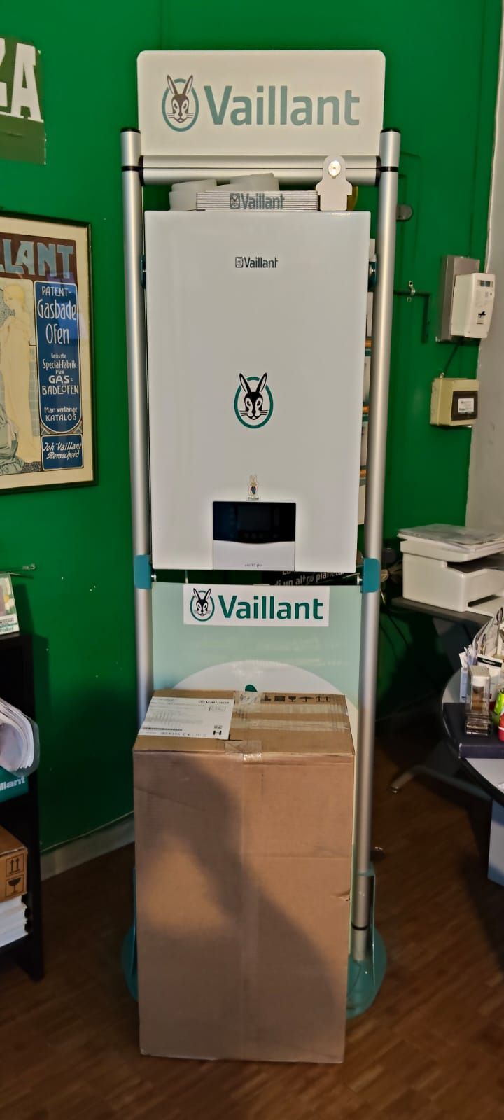Un espositore Vaillant con una scatola sopra in una stanza.