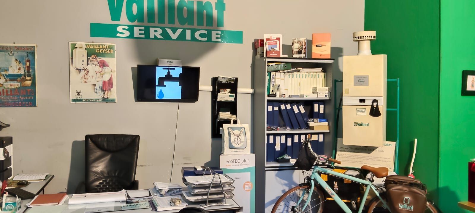 Una stanza con un cartello che dice servizio Vaillant