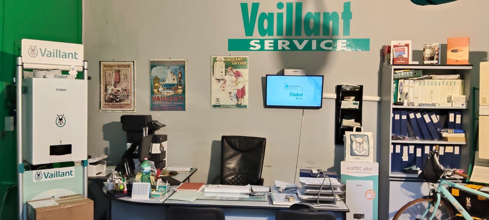 Una bicicletta è parcheggiata davanti alla scrivania di un ufficio di assistenza Vaillant.