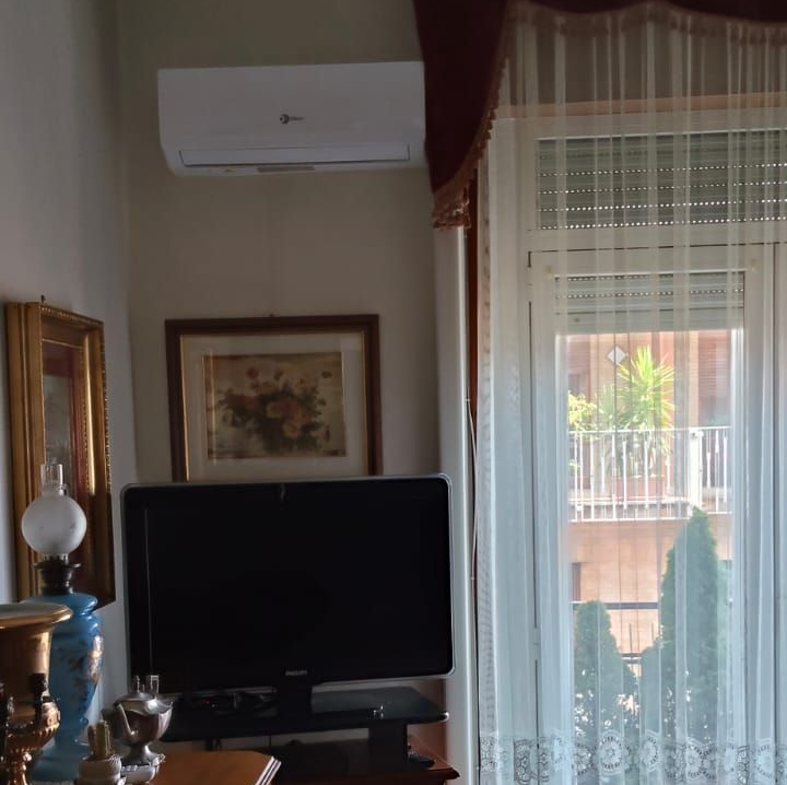 Un soggiorno con TV a schermo piatto e cassettiera.