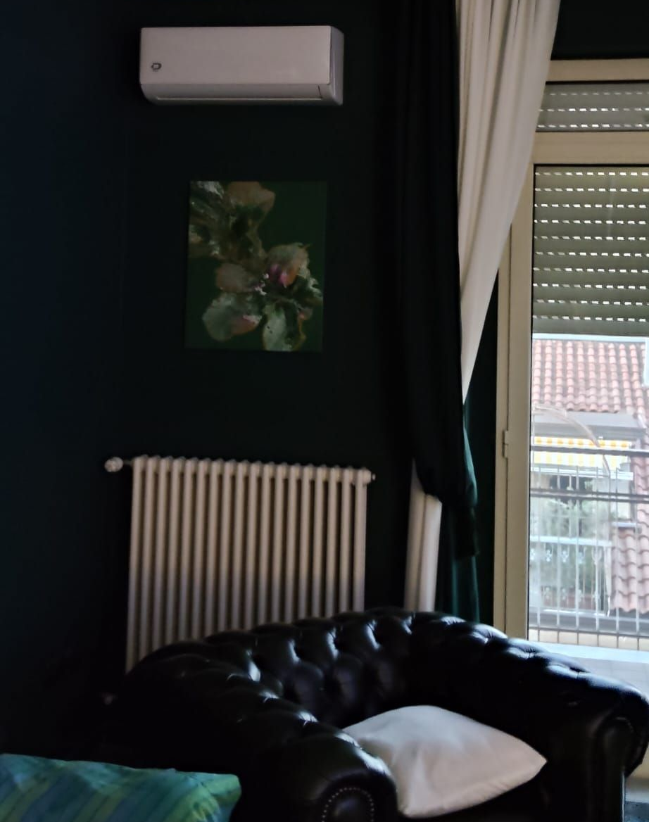 Una stanza con un termosifone e un condizionatore a parete.