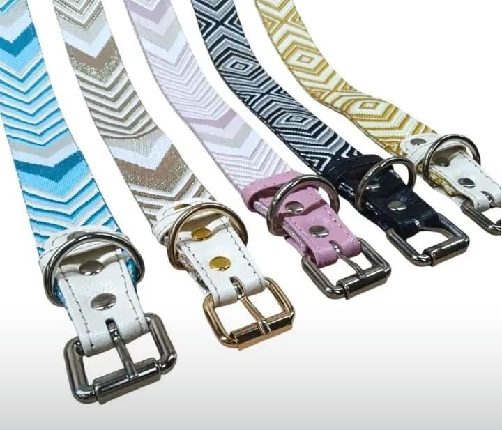 Cinco collares para perros estampados en azul, tostado, rosa, negro y dorado.