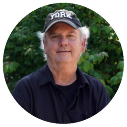 A man wearing a hat that says york on it