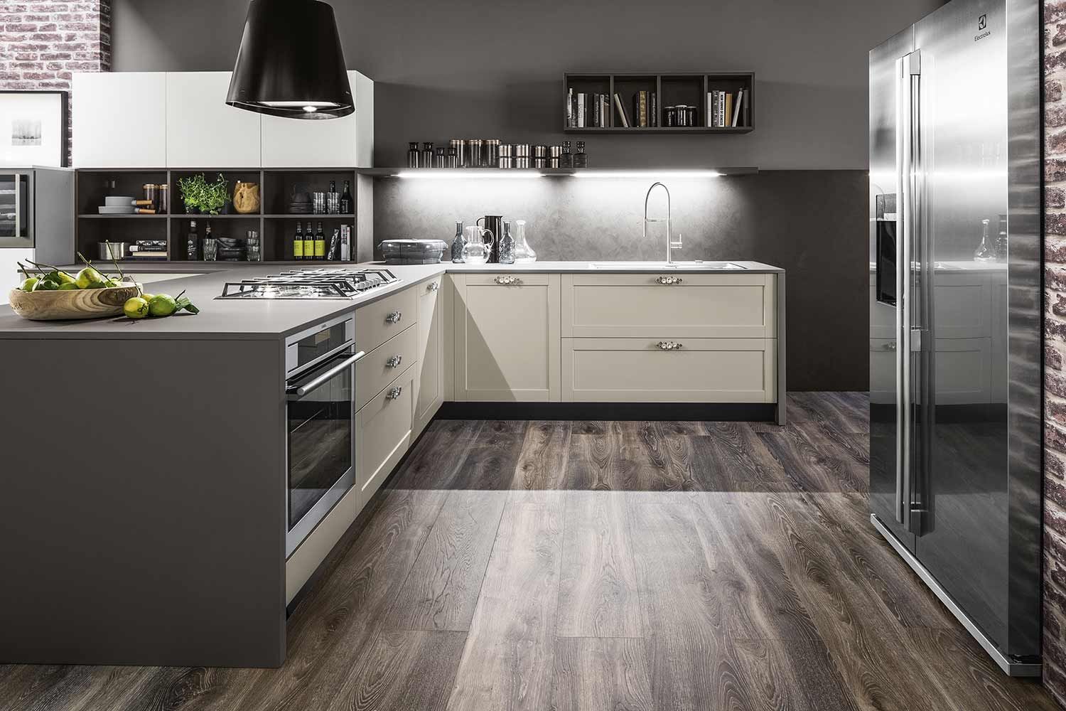 cucina con elettrodomestici in acciaio inossidabile e pavimenti in legno