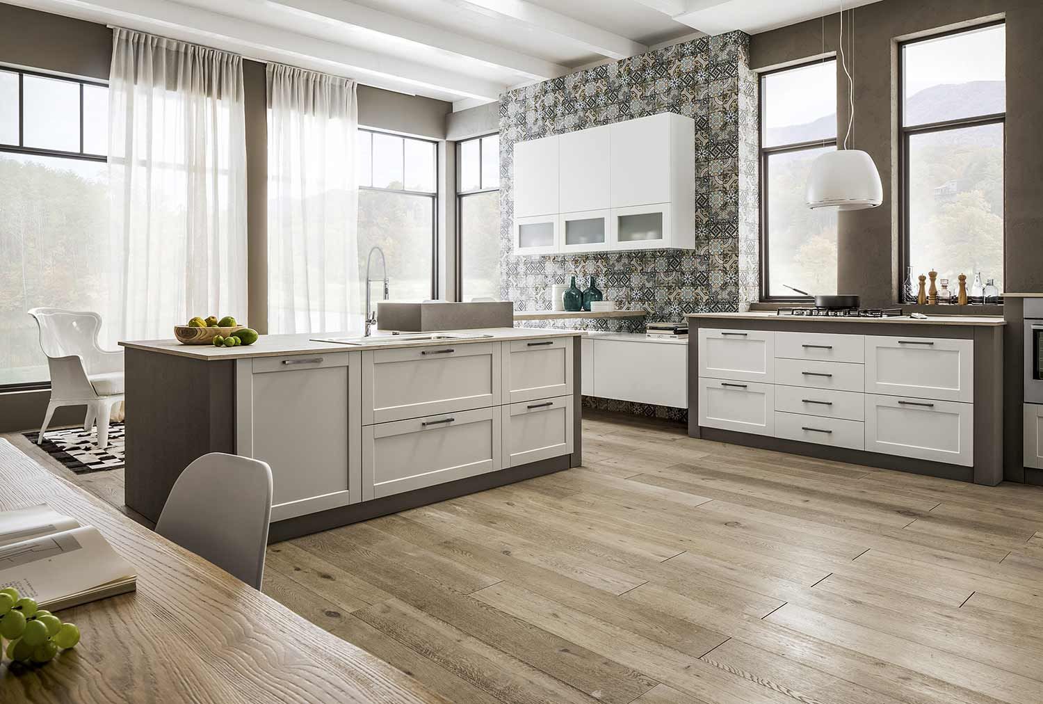 cucina moderna con mobili bianchi e pavimenti in legno