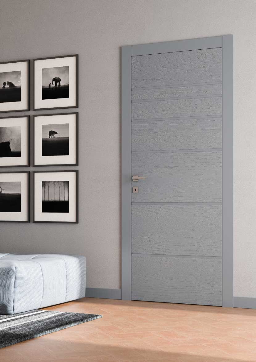 soggiorno con una porta grigia e un divano.