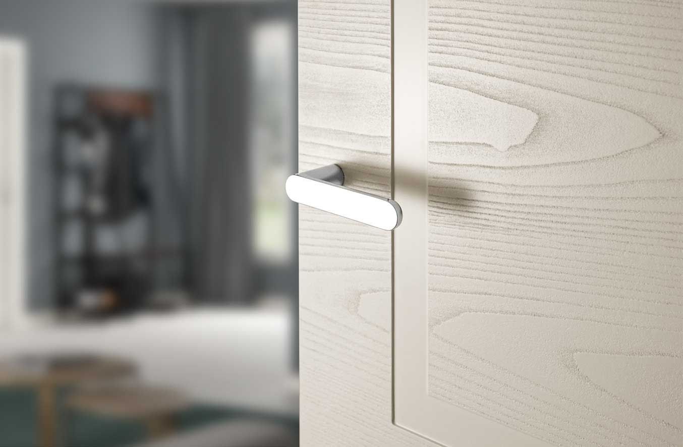 primo piano di una porta di legno con una maniglia bianca