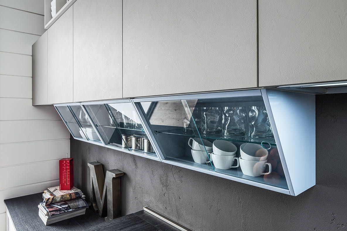 scaffale di una cucina con sopra tazze e bicchieri