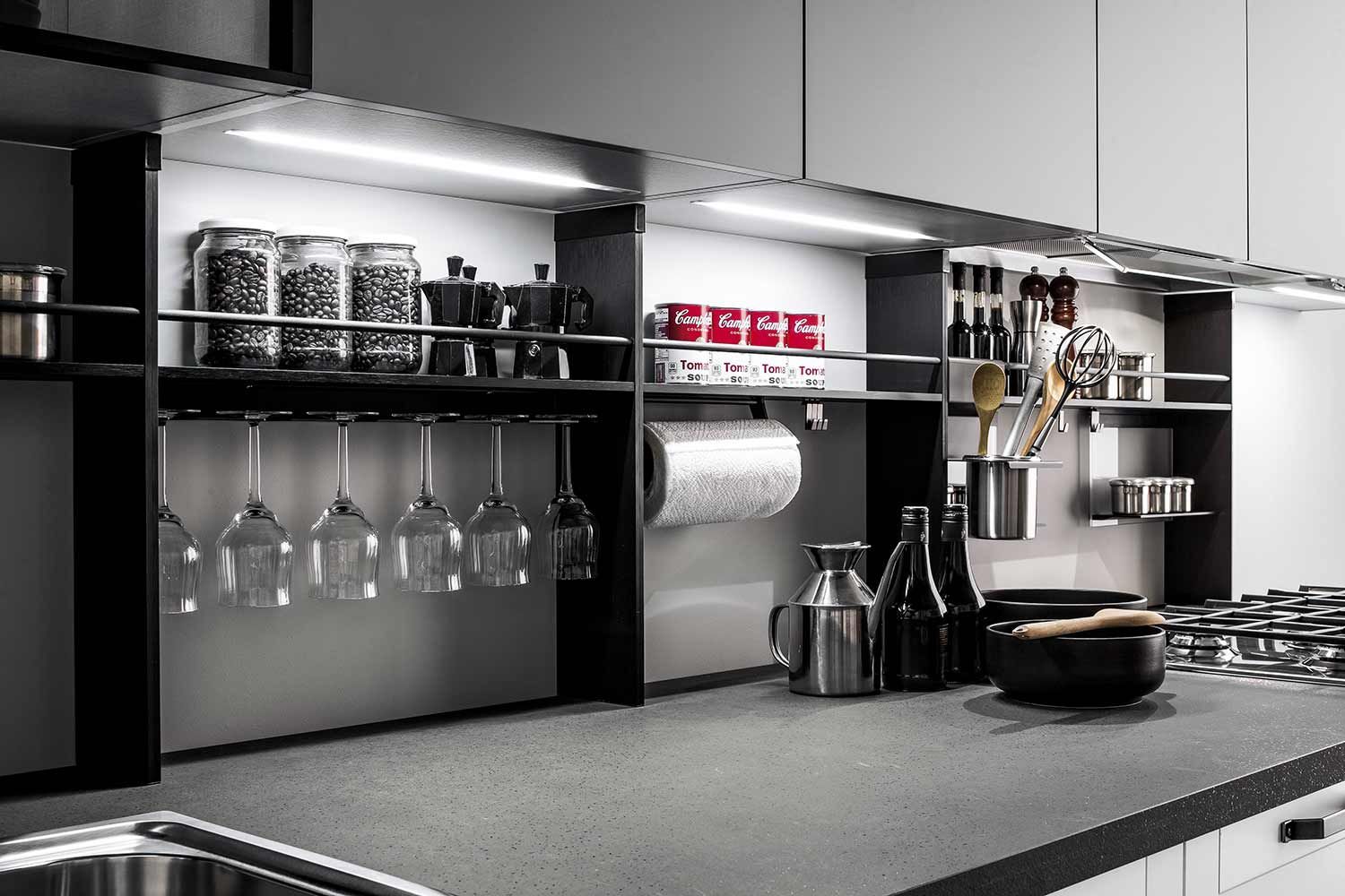 cucina con lavello, piano cottura, e utensili