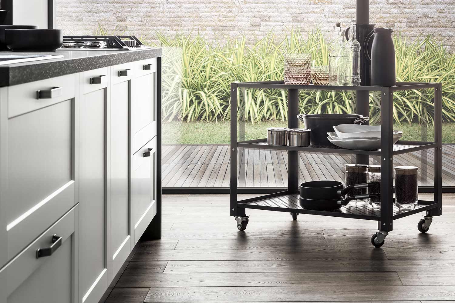 cucina con mobili bianchi