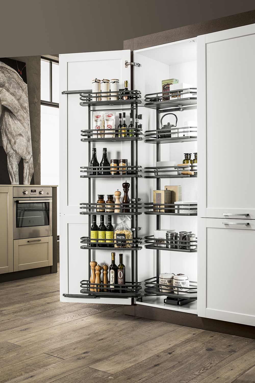 una cucina moderna con una dispensa di bottiglie e barattoli