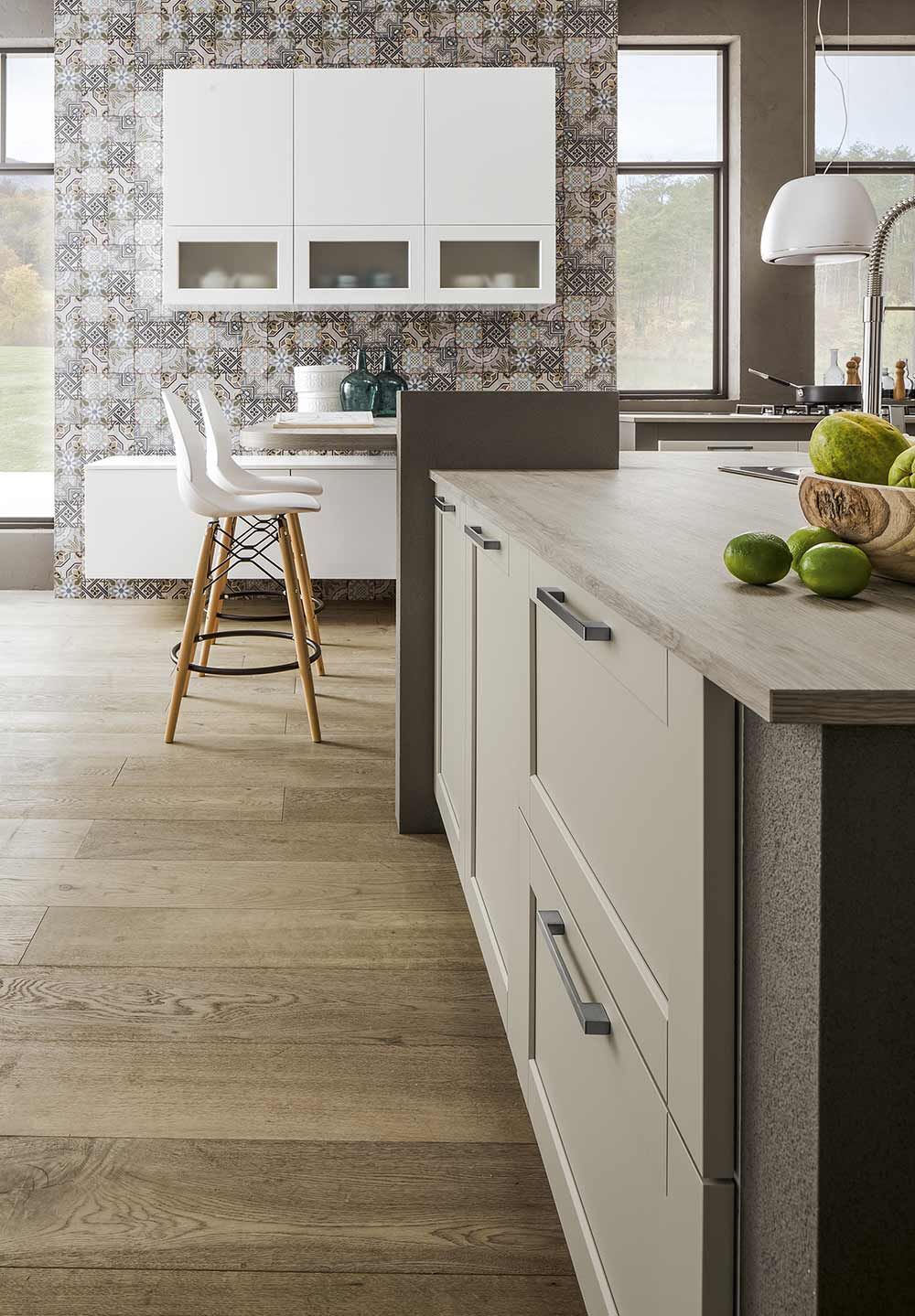 cucina con mobili bianchi e pavimento in legno