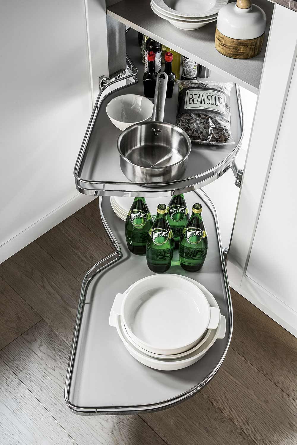 Mensola ad angolo su misura in una cucina moderna