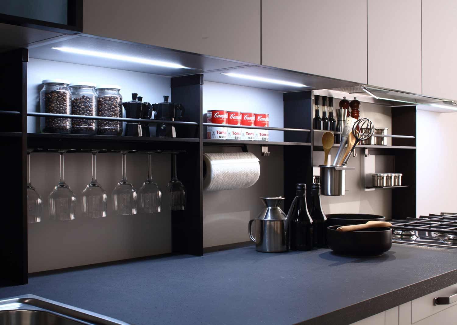 una cucina con piano cottura, forno e lavello