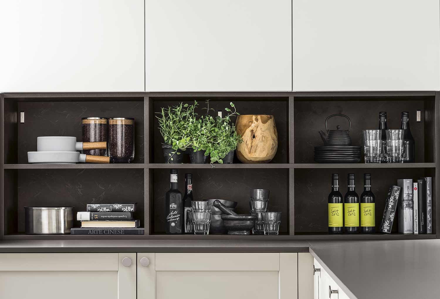 una cucina moderna con tanti scaffali