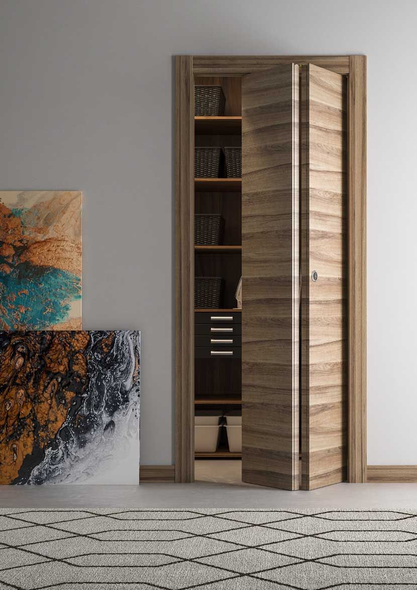 soggiorno con una porta a soffietto in legno