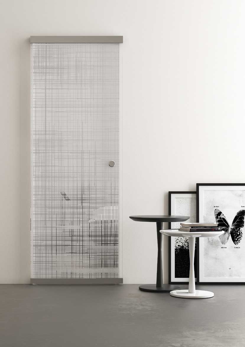 stanza con una porta scorrevole in vetro e un tavolo