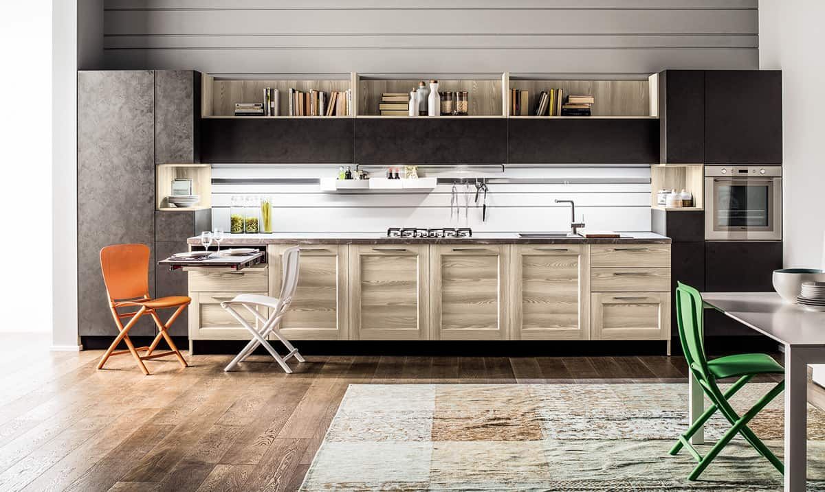 cucina con mobili in legno, tavolo e sedie.