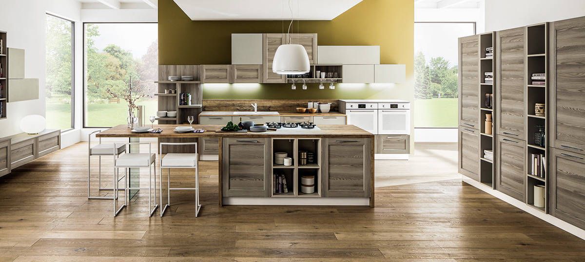 cucina con una grande isola al centro della stanza.