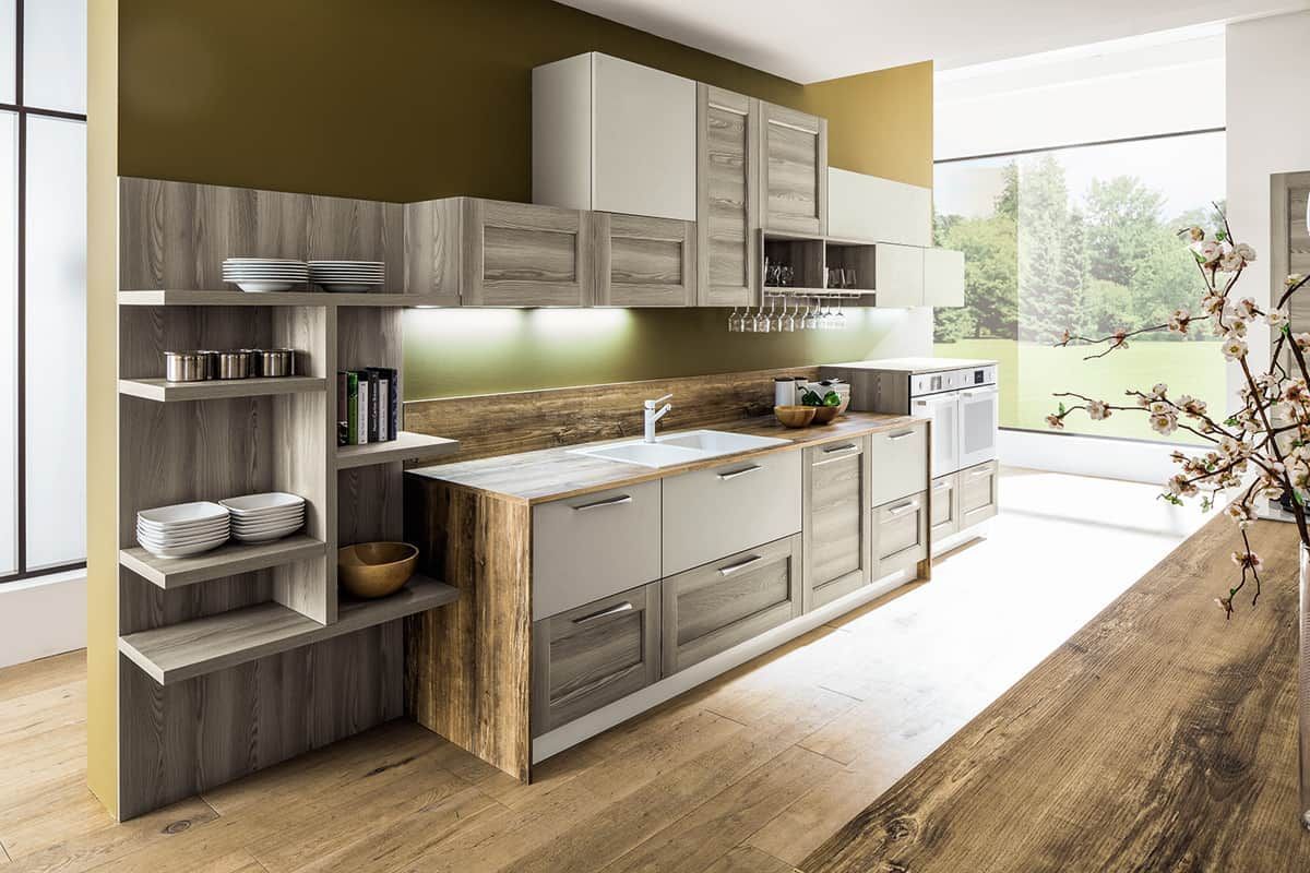 cucina con mobili in legno e un lavello vicino a una grande finestra