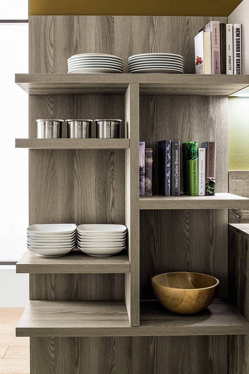 scaffale di legno con sopra piatti, ciotole e libri.