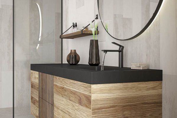 bagno con lavabo, specchio e mobiletti in legno