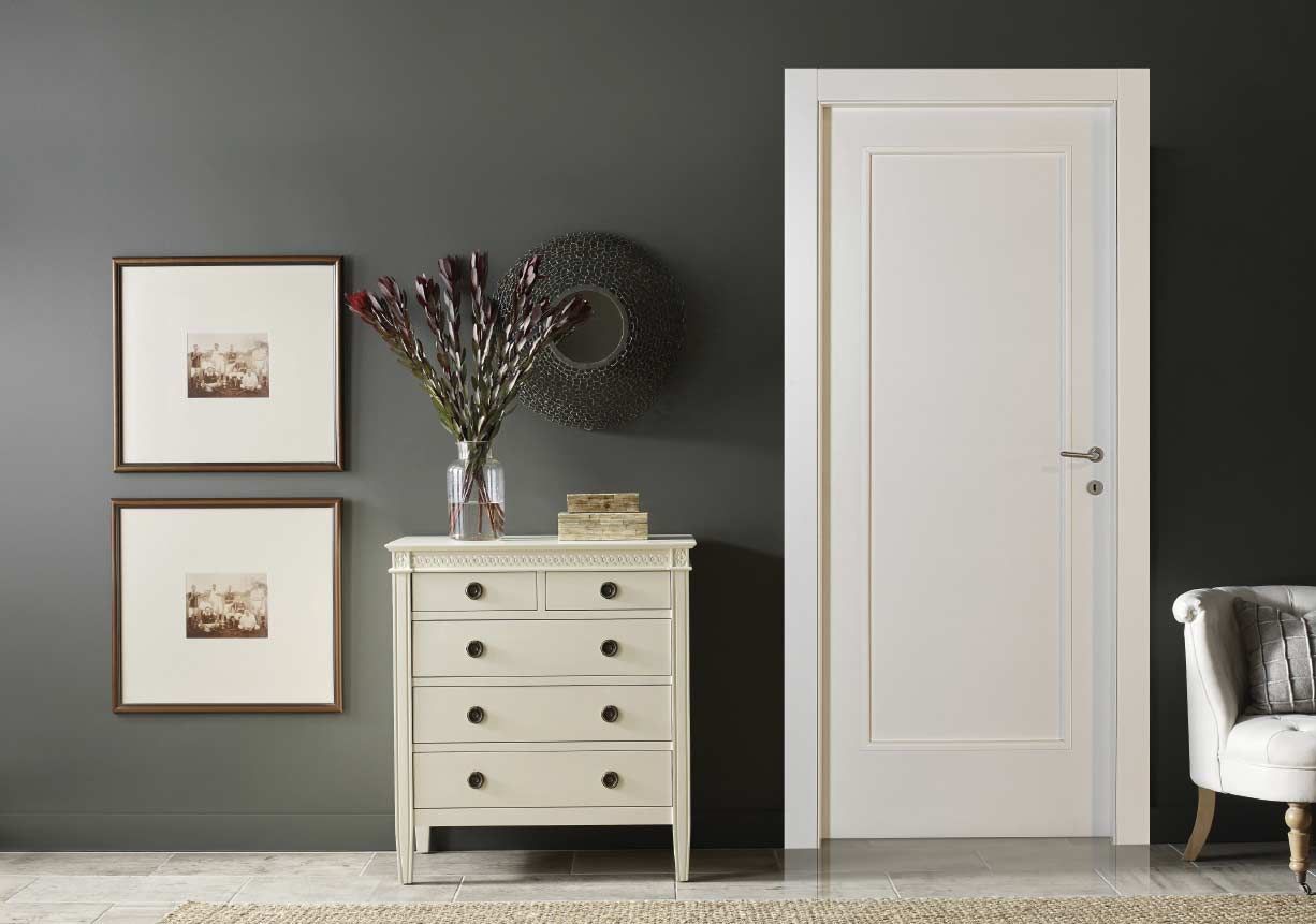 soggiorno con una porta in legno laccata di bianco