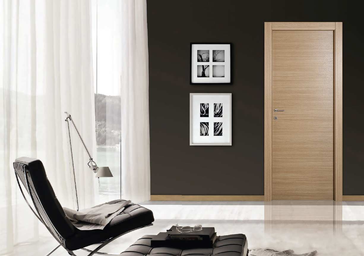 soggiorno con una sedia e una porta in lengo