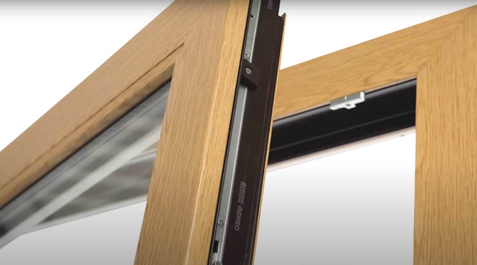 primo piano di una finestra in legno con cornice nera.