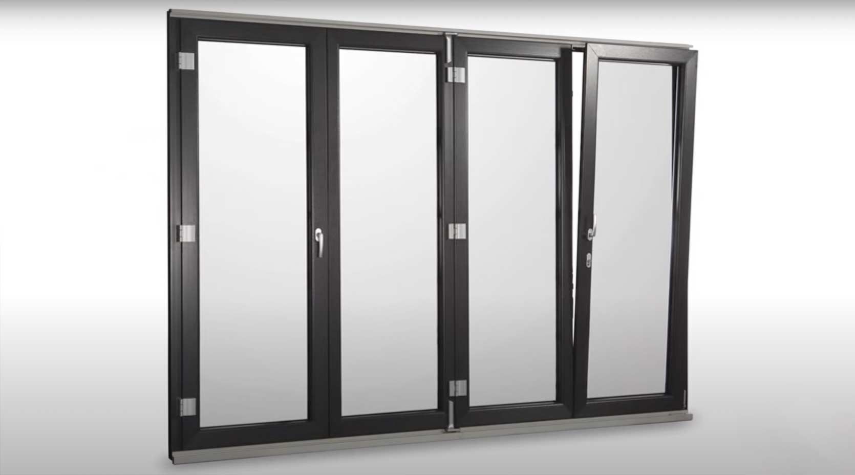 primo piano di una porta a vetri pieghevole con telaio in pvc nero