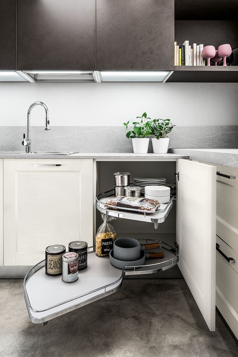 cucina con ripiano estraibile e lavello.