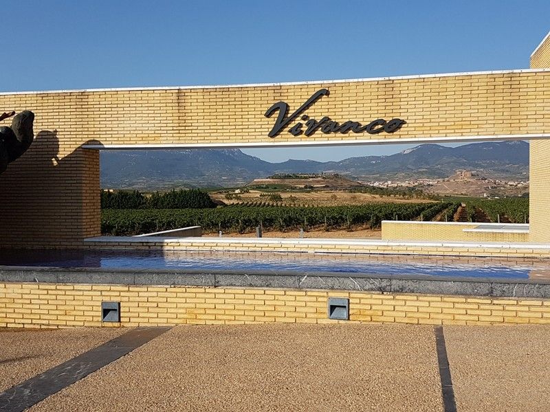 A brick building with a sign that says vinnor