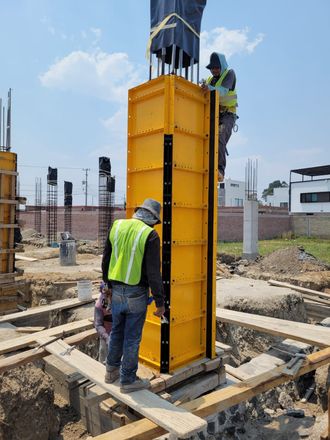 Andamios y cercas instaladas en obra de Puebla