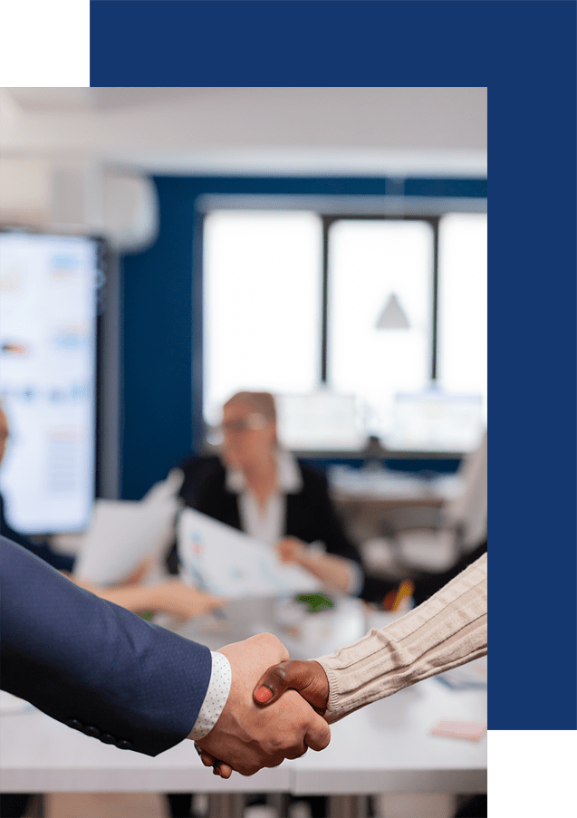 Un hombre con traje le estrecha la mano a otro hombre en una oficina.