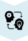 Dos siluetas de cabezas humanas intercambiando iconos: una con un engranaje y otra con una bombilla, conectadas por flechas circulares.
