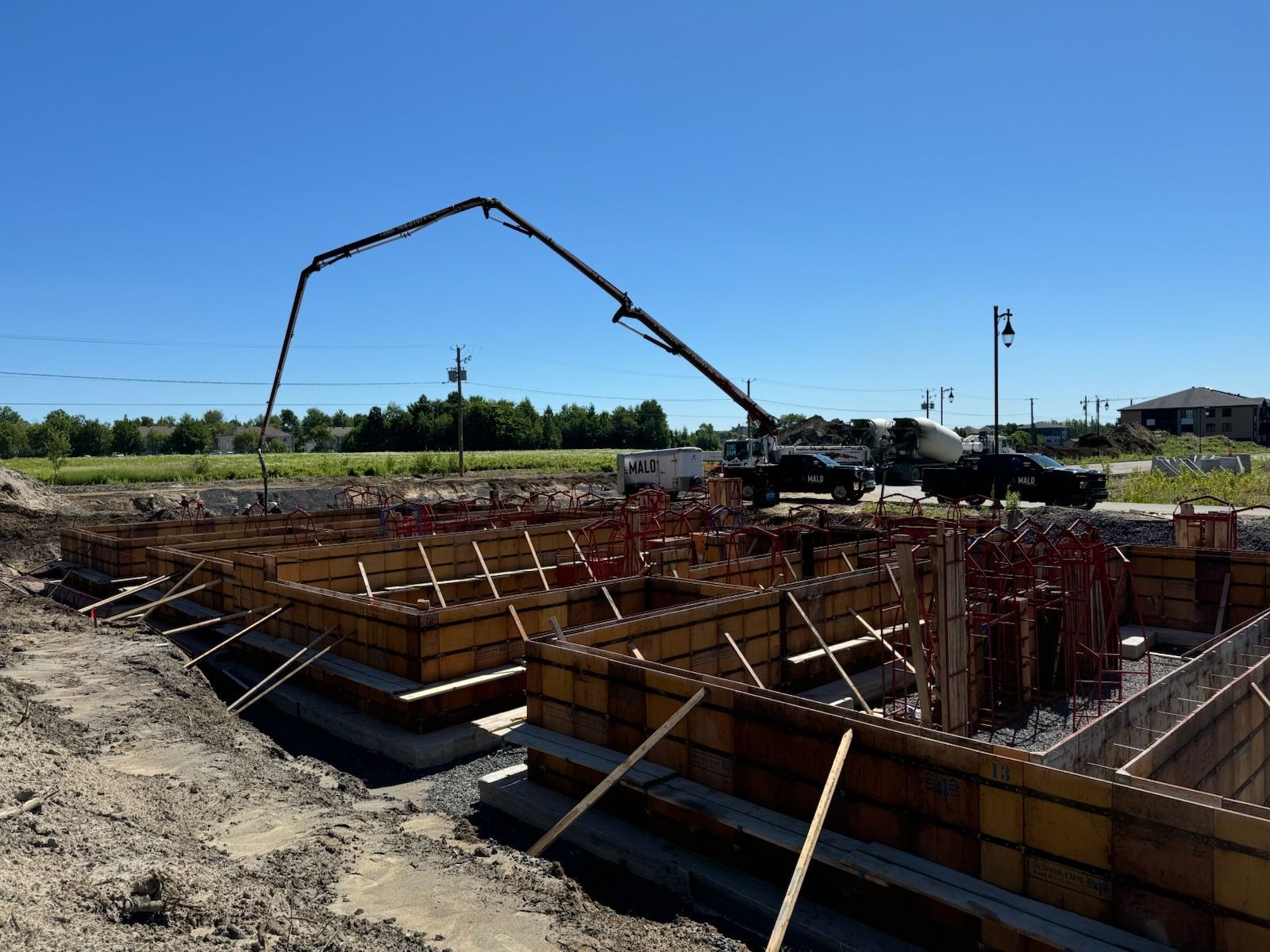 Image provisoire : une forme ressemblant à une montagne avec un cercle au-dessus, le tout dans des tons de gris.