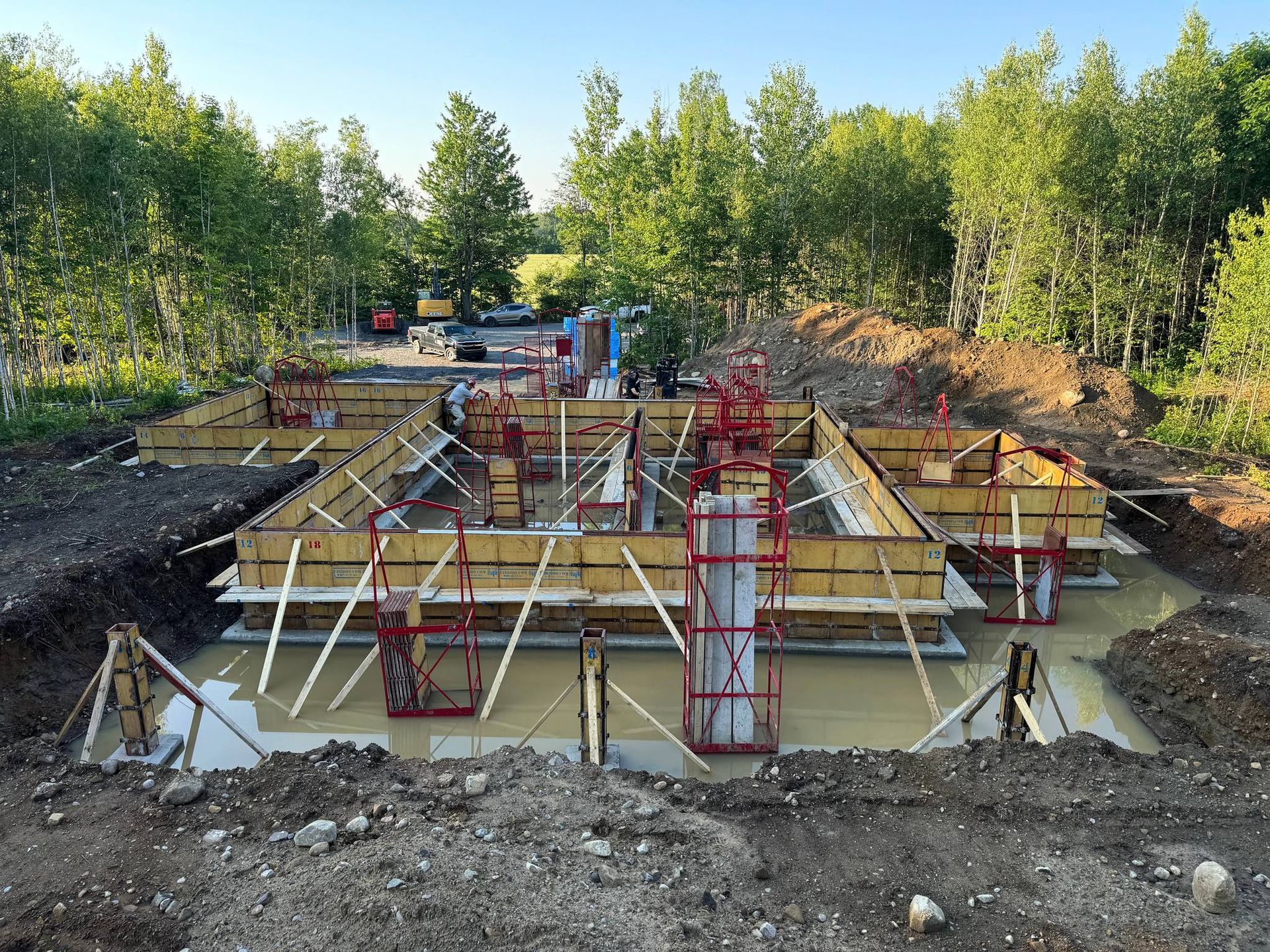 Image provisoire : une forme ressemblant à une montagne avec un cercle au-dessus, le tout dans des tons de gris.