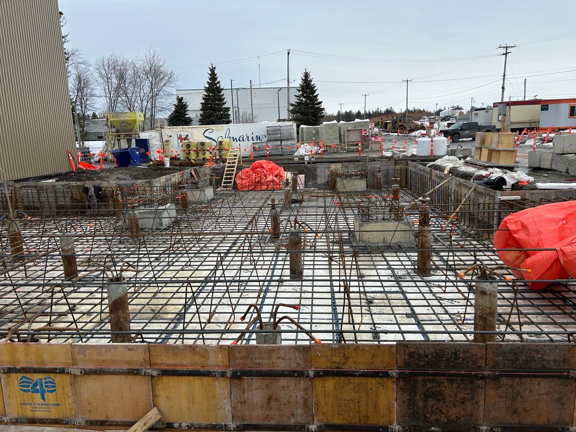 Image provisoire : une forme ressemblant à une montagne avec un cercle au-dessus, le tout dans des tons de gris.