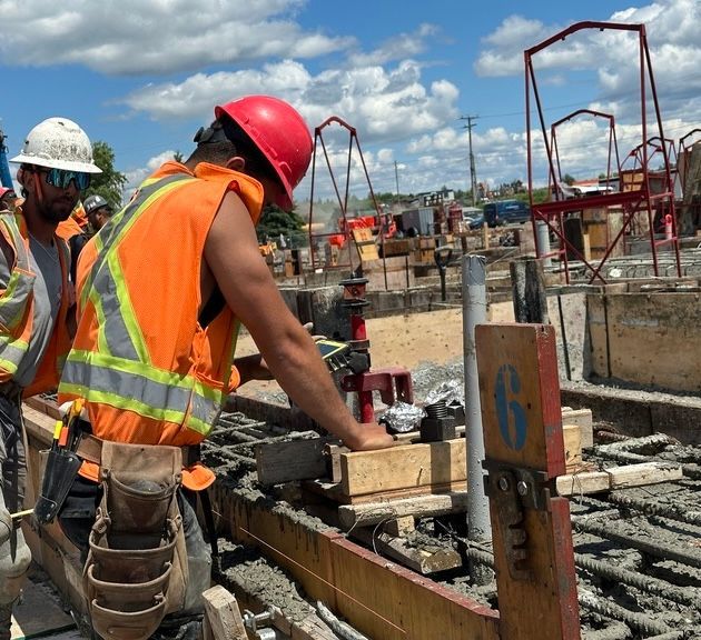 Image provisoire : une forme ressemblant à une montagne avec un cercle au-dessus, le tout dans des tons de gris.
