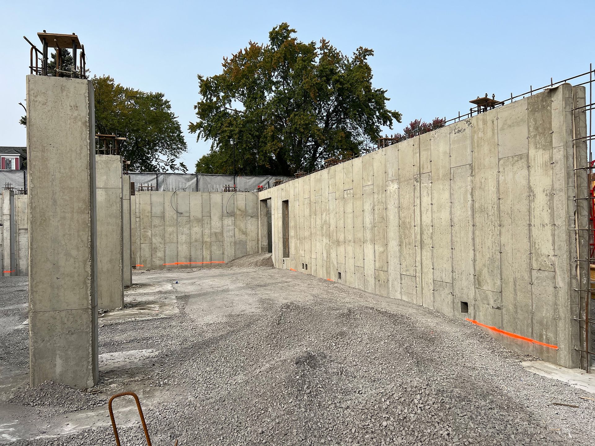 Murs en béton en construction, sol en gravier.