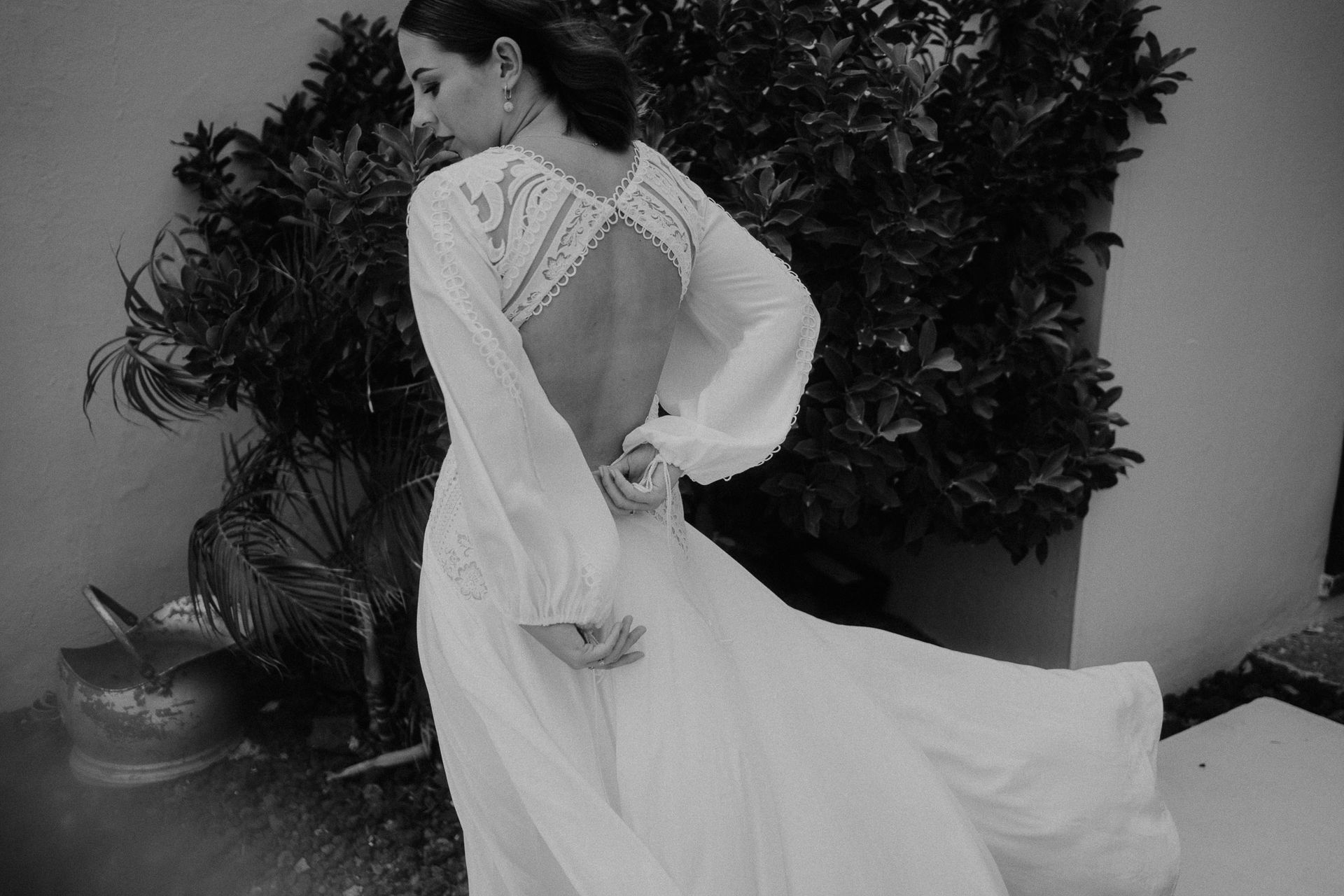 Ein Schwarzweißfoto einer Frau in einem Hochzeitskleid.