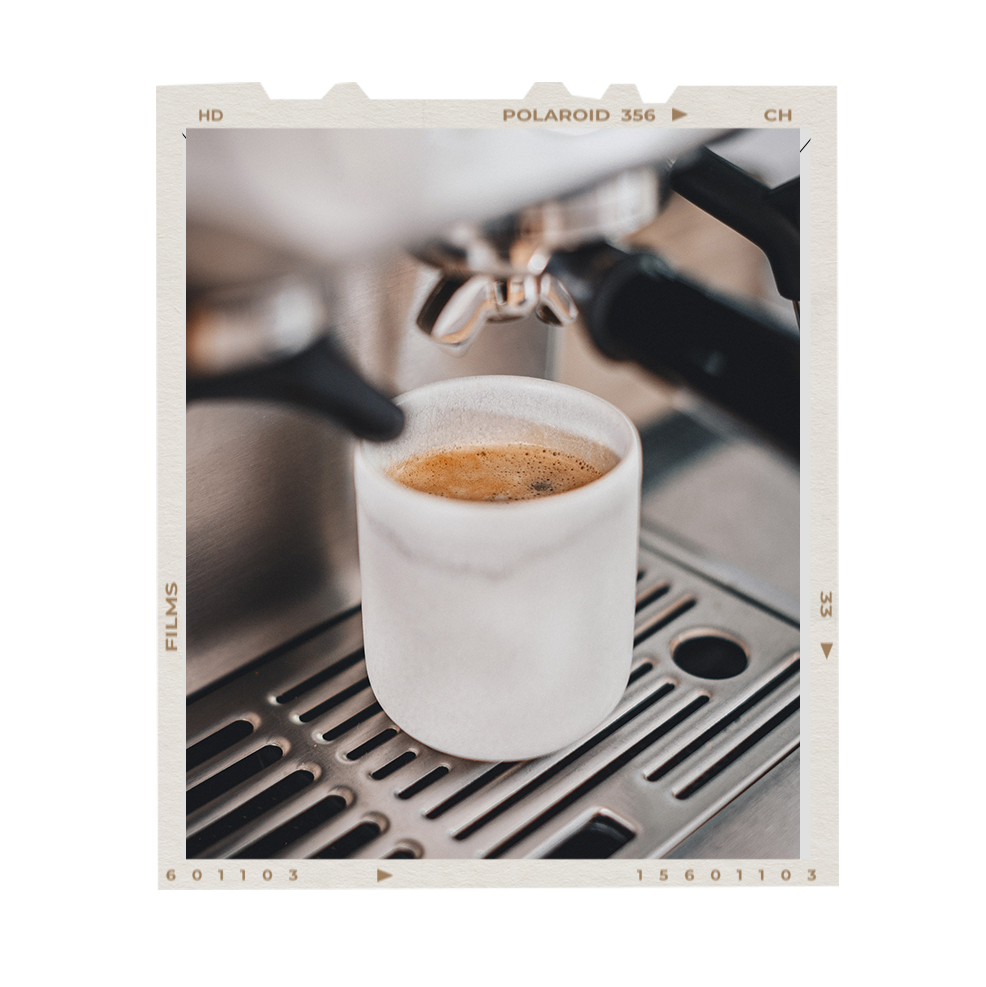Eine Tasse Kaffee wird eingegossen. Das Bild hat einen Polaroid-Rahmen