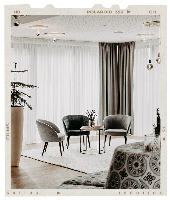 Ein Bild eines Wohnzimmers mit Stühlen und einem Tisch, aufgenommen auf einem Polaroidfilm